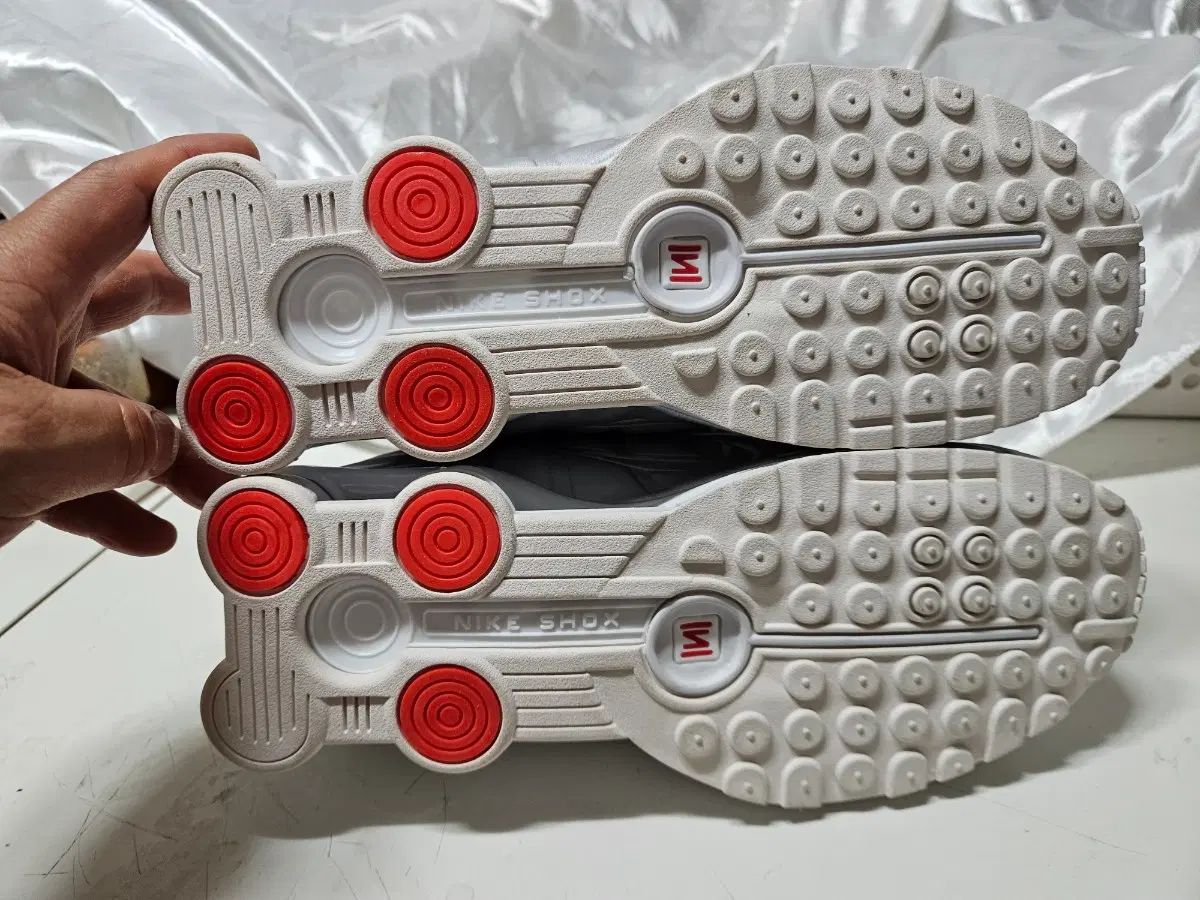 NIKE ナイキ ショックス R4 白 メタリック 275 新品