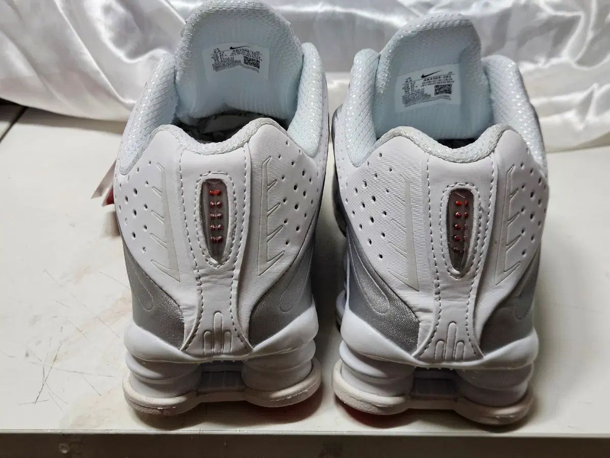 NIKE ナイキ ショックス R4 白 メタリック 275 新品