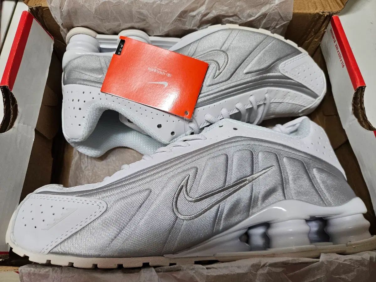 NIKE ナイキ ショックス R4 白 メタリック 275 新品