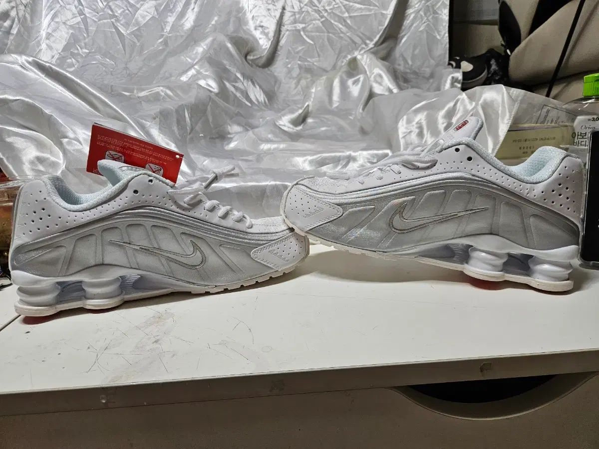 NIKE ナイキ ショックス R4 白 メタリック 275 新品