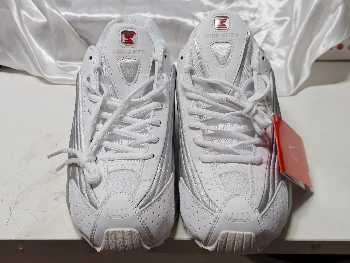 NIKE ナイキ ショックス R4 白 メタリック 275 新品