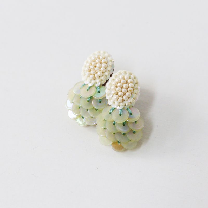 美品 タマス tamas okan ピアス＼オフホワイト グリーン系 アクセサリー アンティークビーズ スパンコール 両耳【2400015119472】