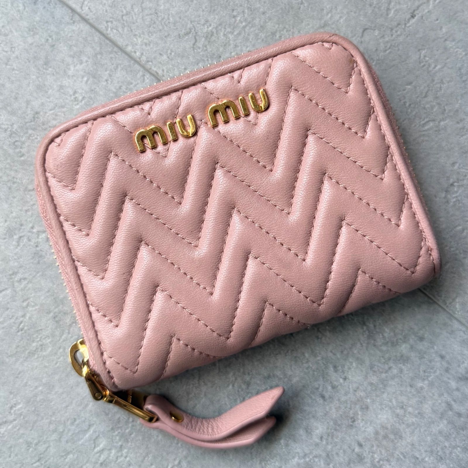 MIU MIU ミュウミュウ マテラッセ キルティング レザー ラウンドファスナー コインケース ピンク ゴールド金具 コンパクトウォレット