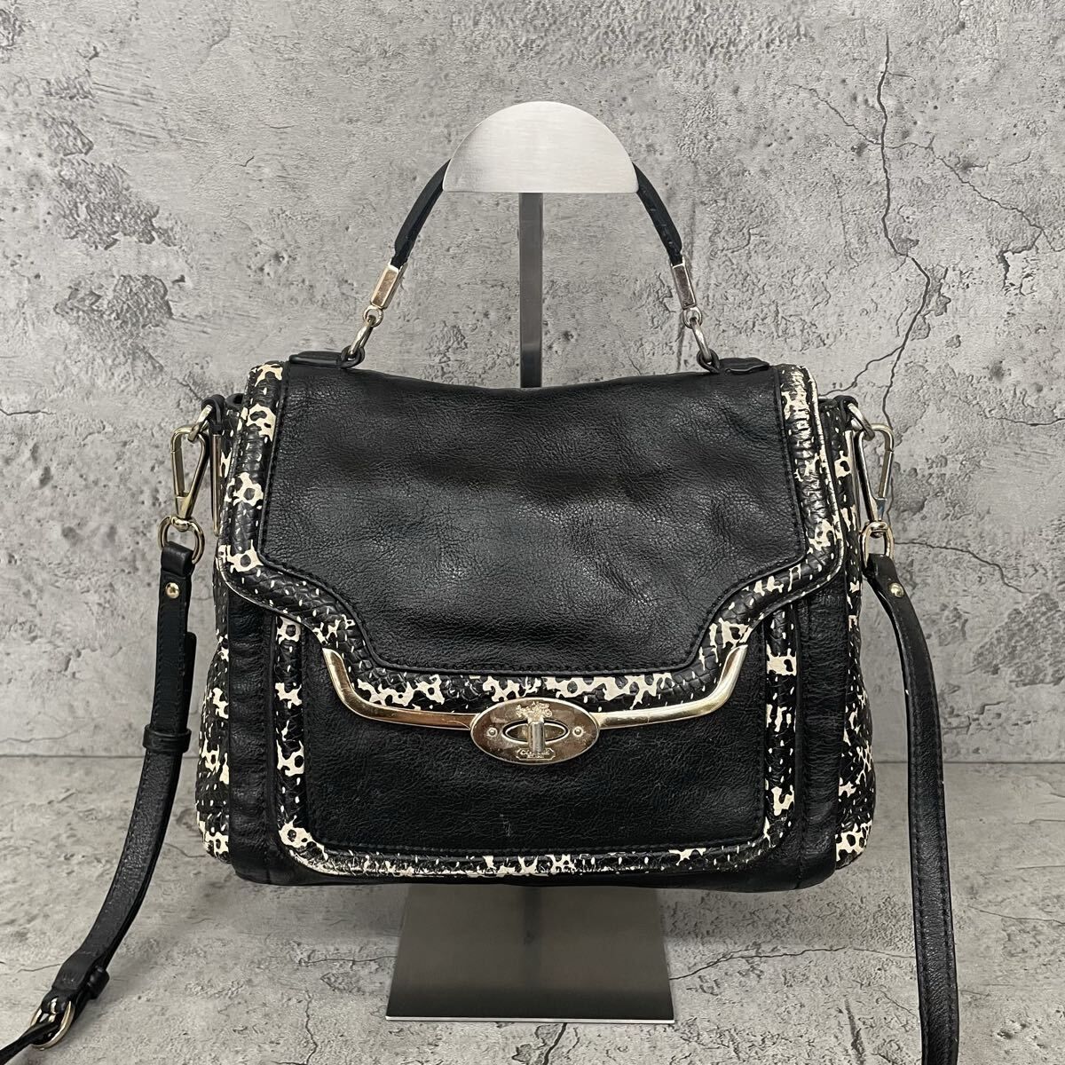 美品 COACH コーチ 2way ショルダーバッグ ターンロック パイソン柄 