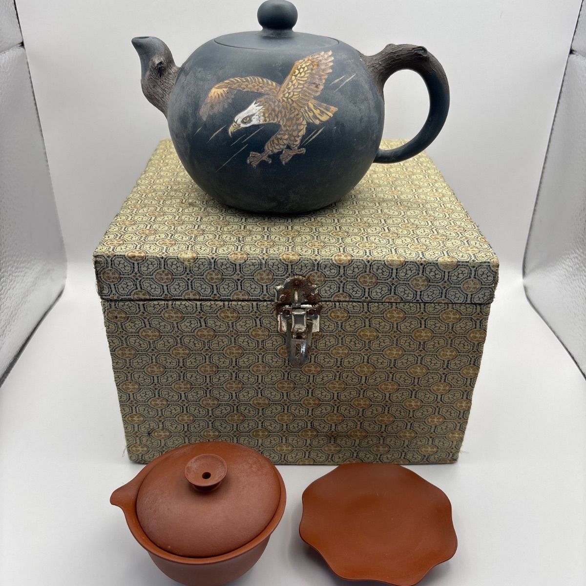 中国美術 宜興紫砂壺 茶器セット 急須 茶海 錦箱付 唐物 煎茶道具 彫刻 鷹 鵬程万里 古美術 時代物 B-279