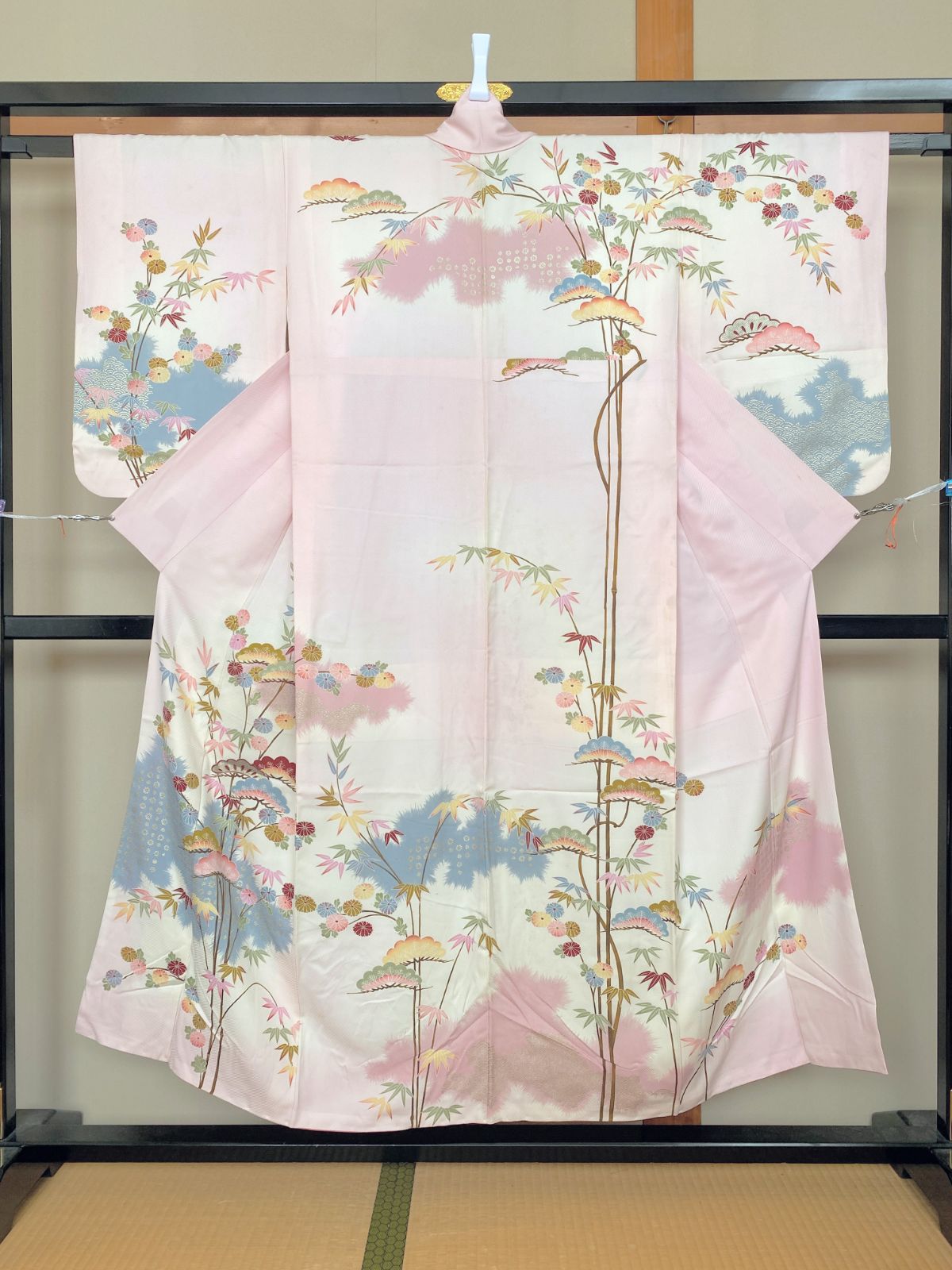 934B【アンティーク着物】訪問着 正絹?? 紋付 桃色 白 菊 松 笹 紅葉 934B【アンティーク着物】訪問着 正絹?? 紋付 桃色 白 菊 松 笹 紅葉
