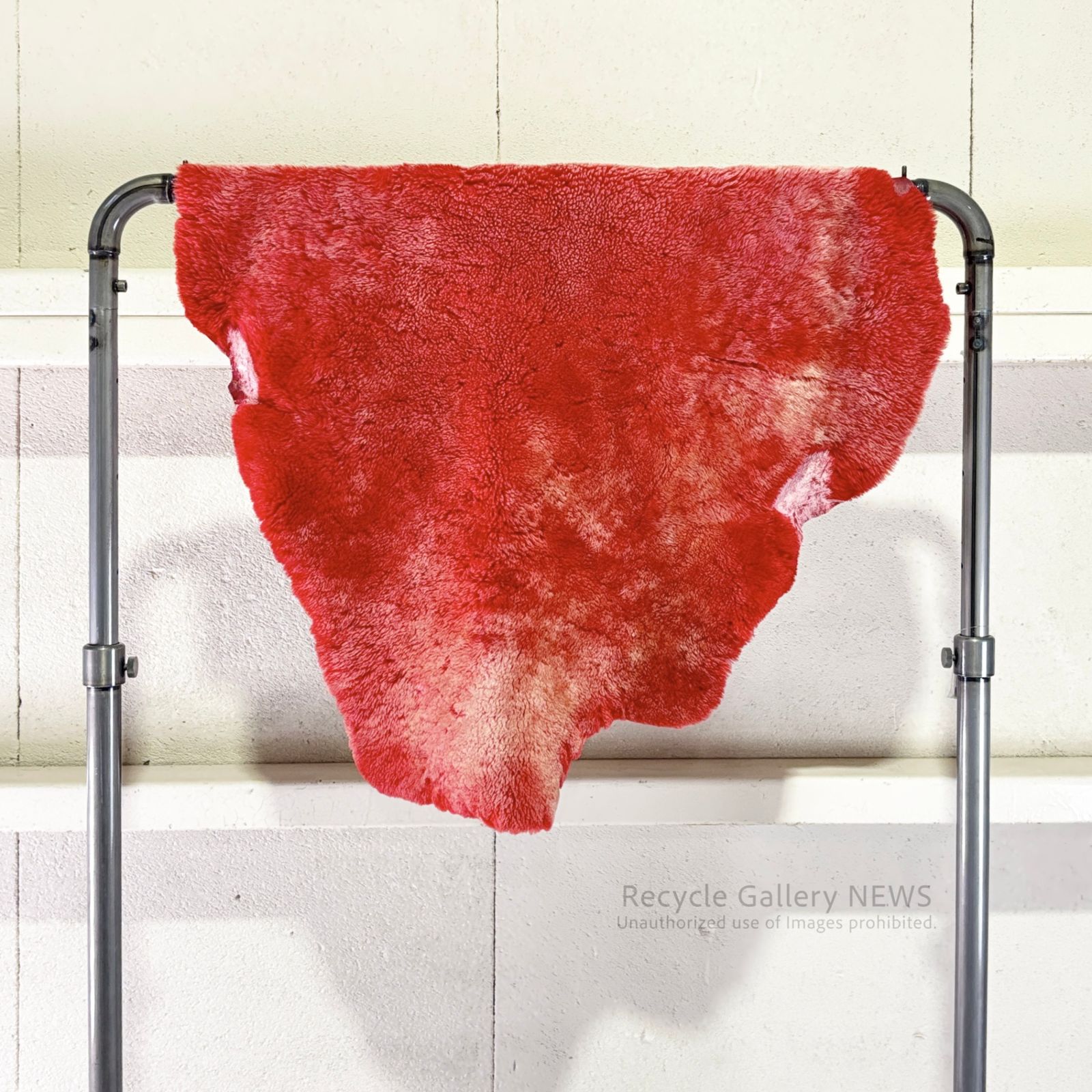 ● ムートンラグ 赤 羊 絨毯 Red sheepskin rug
