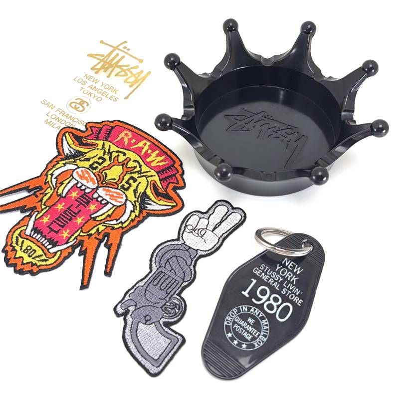 【美品】STUSSY ステューシー／冠モチーフ アッシュトレイ 灰皿・キーホルダー・ワッペン2種 セット／プラスチック・生地／マルチカラー 9,750円