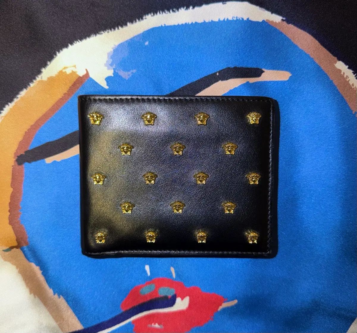 ユニセックス ヴェルサーチェ メドゥーサ GOLD スタッズ 二つ折り財布 ブラック