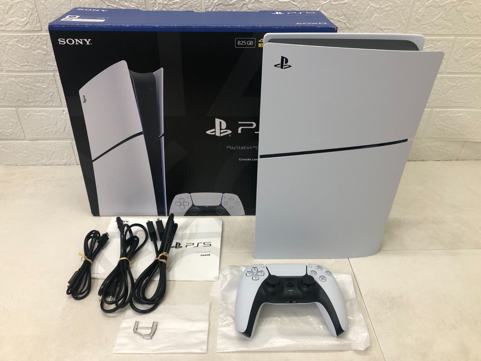 B）PlayStation®5 デジタル・エディション 日本語専用（ディスクドライブ非搭載）