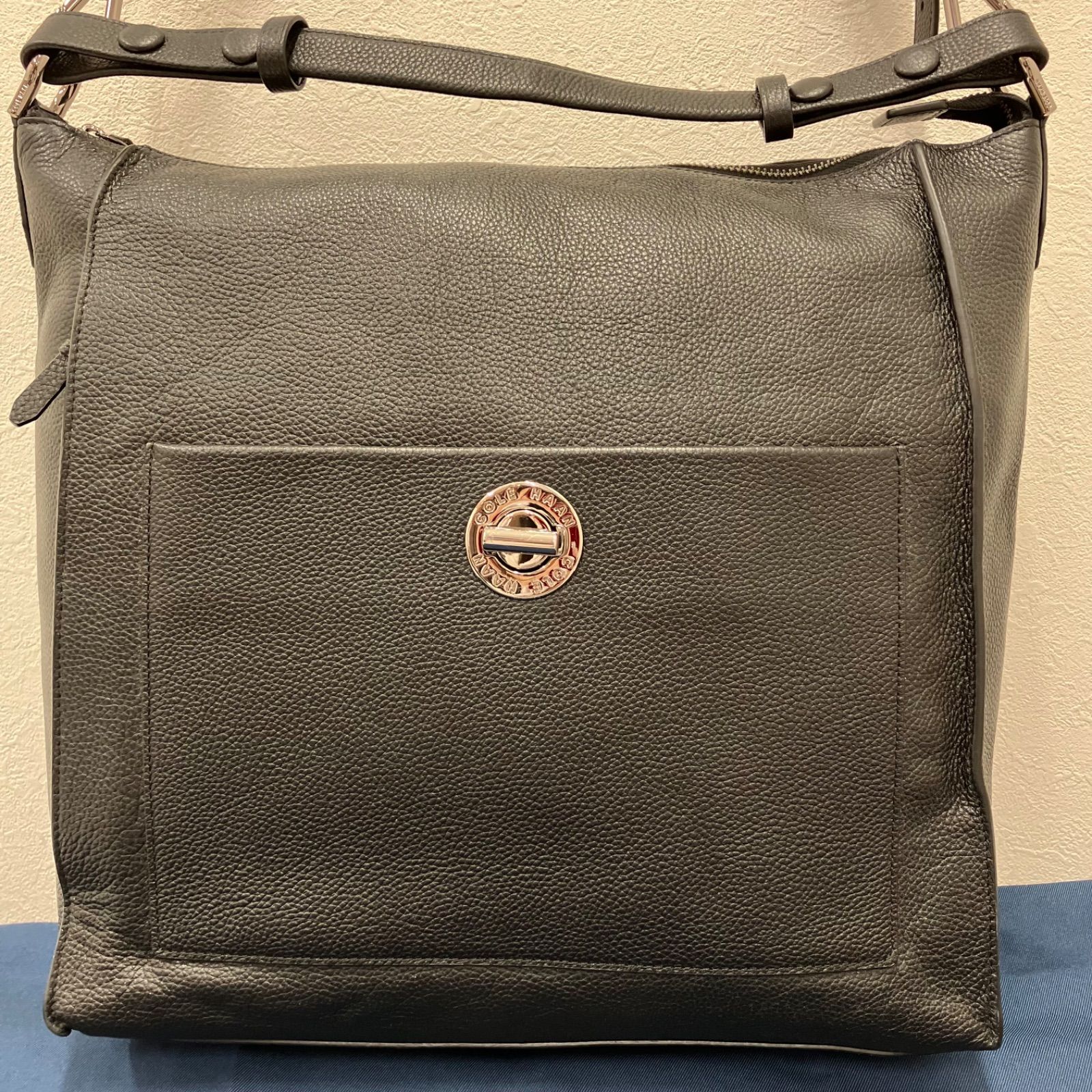Y8108　COLE HAAN　コールハーン　 トートバッグ　2way　ショルダーバッグ　 レザー　ブラック系　黒　ターンロック　 ビジネス　保存袋付き　レディース