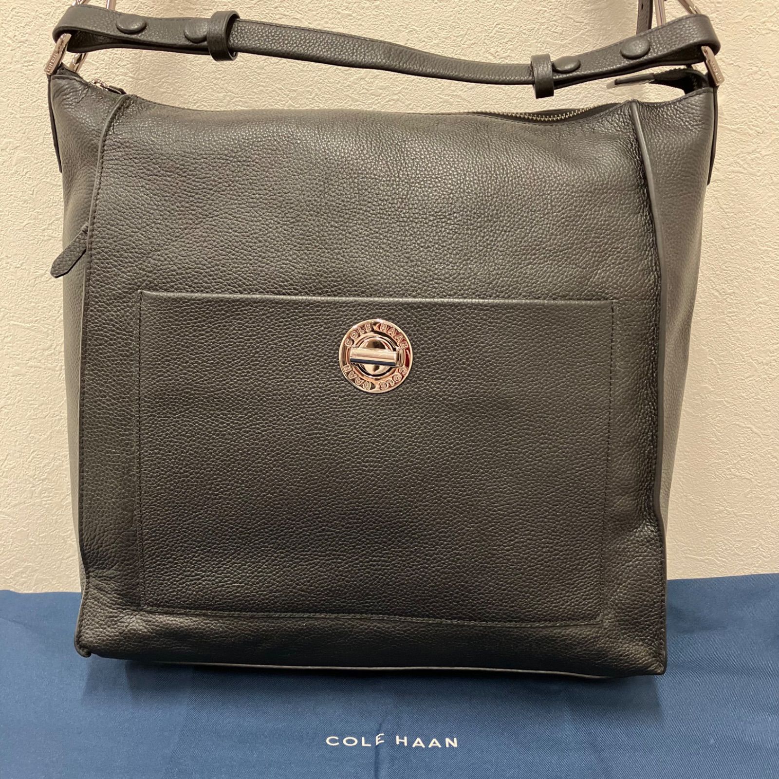 Y8108　COLE HAAN　コールハーン　 トートバッグ　2way　ショルダーバッグ　 レザー　ブラック系　黒　ターンロック　 ビジネス　保存袋付き　レディース