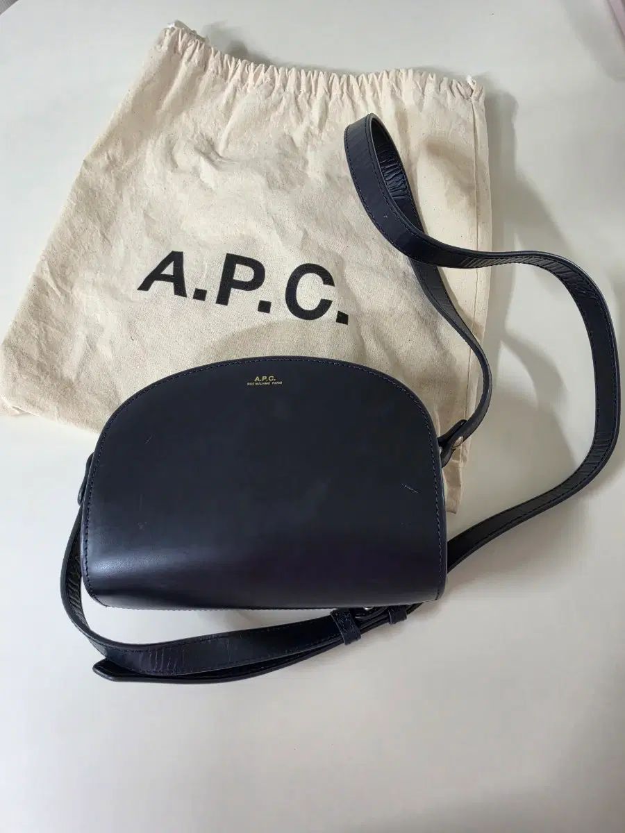 A.P.C. アペセ ハーフムーン バッグ ネイビー 7,602円