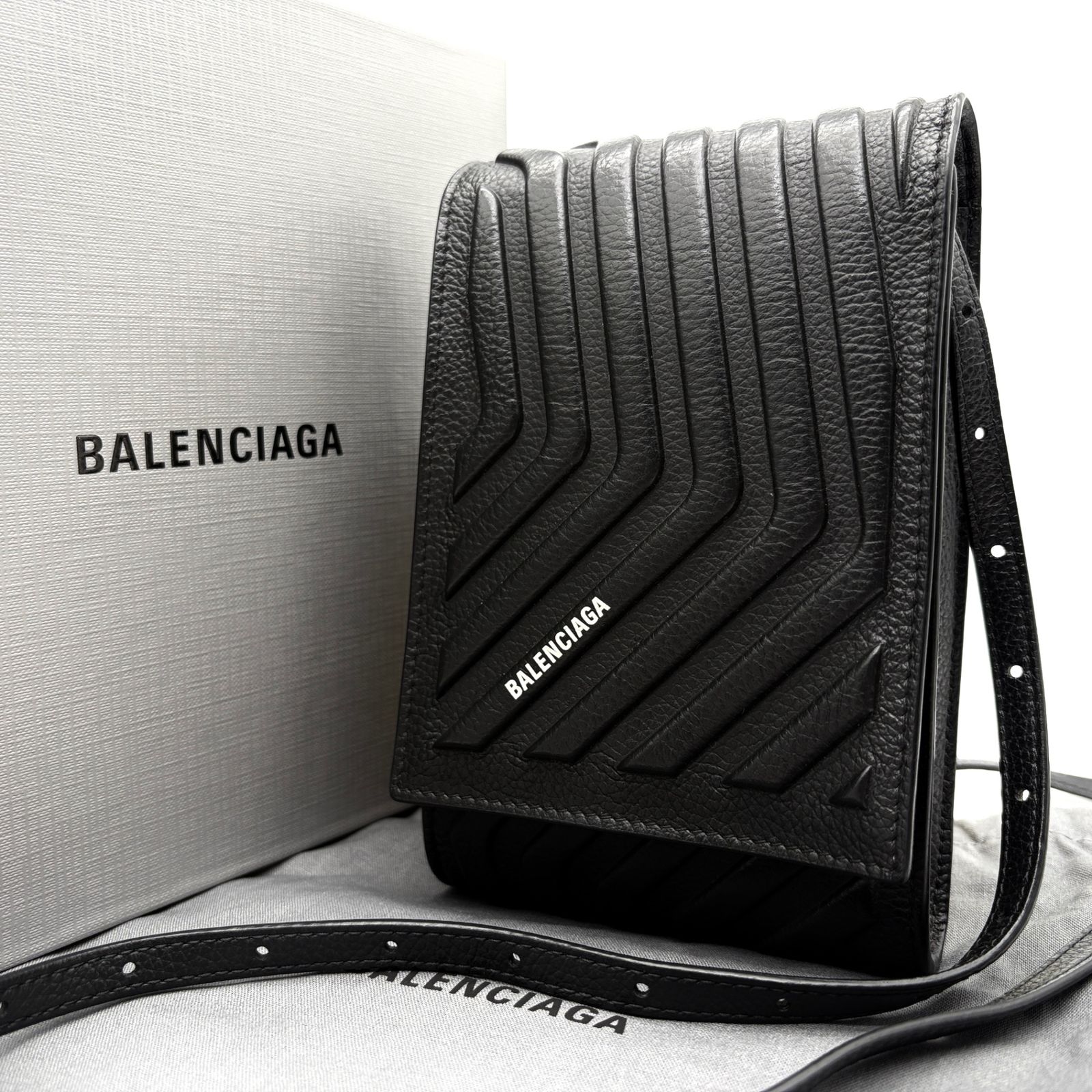 美品 希少 バレンシアガ BALENCIAGA カー フォンショルダー フラップ スマホショルダー クロスボディ レザー ブラック 黒 敬老の日 シルバーウィーク 秋休み 行楽 ハロウィン 七五三 勤労感謝の日 冬のボーナス クリスマス ギフト プレゼント