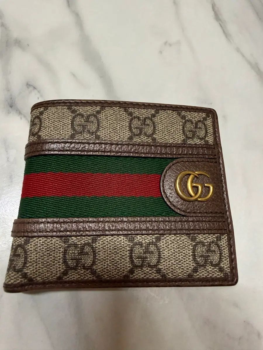 グッチ オフィディア 二つ折り財布 31,378円