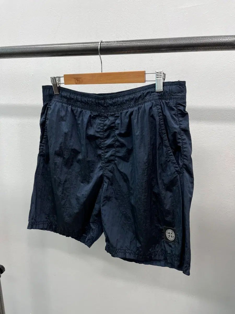 32-34) STONE ISLAND ストーンアイランド 新モデル ナイロン ショーツ