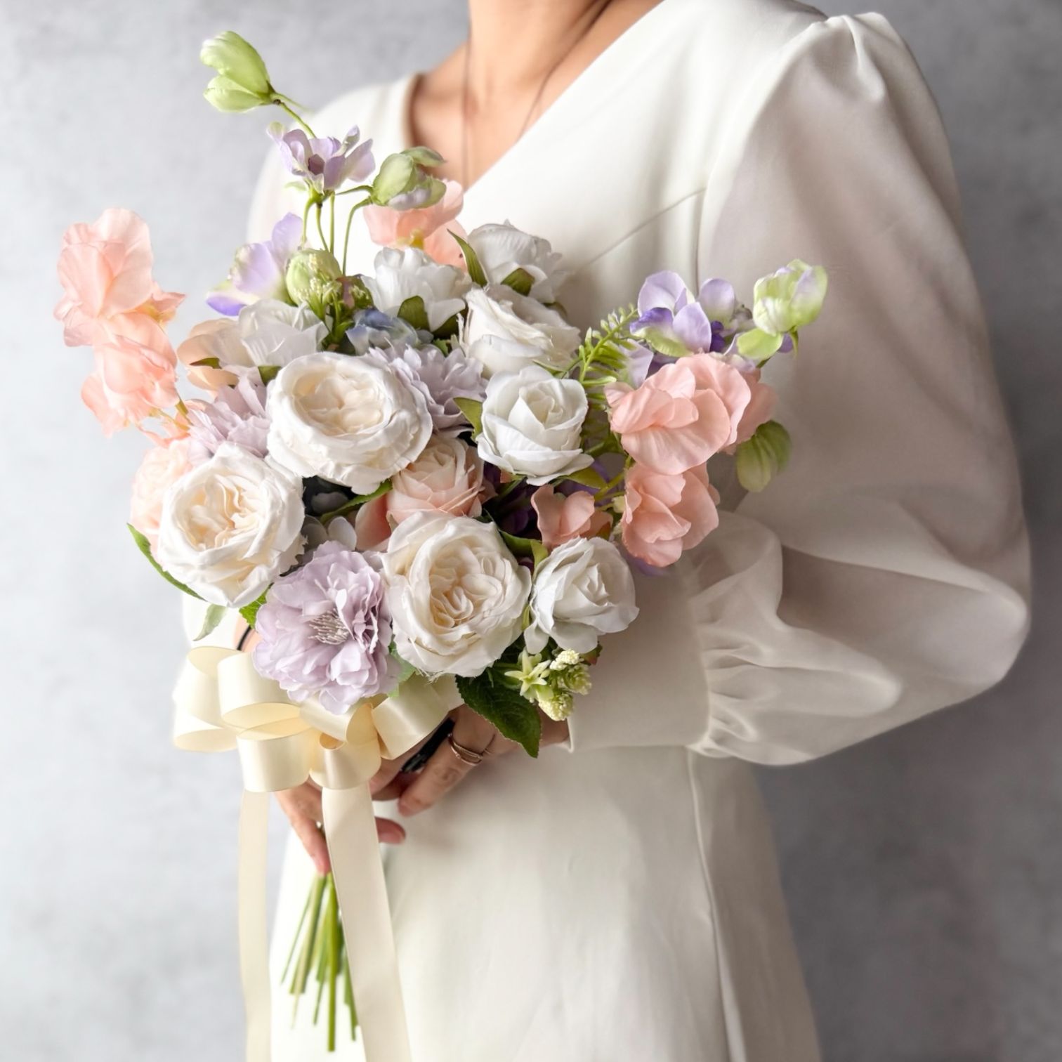 優しいサーモンピンク×紫クラッチブーケ☆ブートニアつき　ウェディングブーケ　結婚式　アーティフィシャルフラワーブーケ