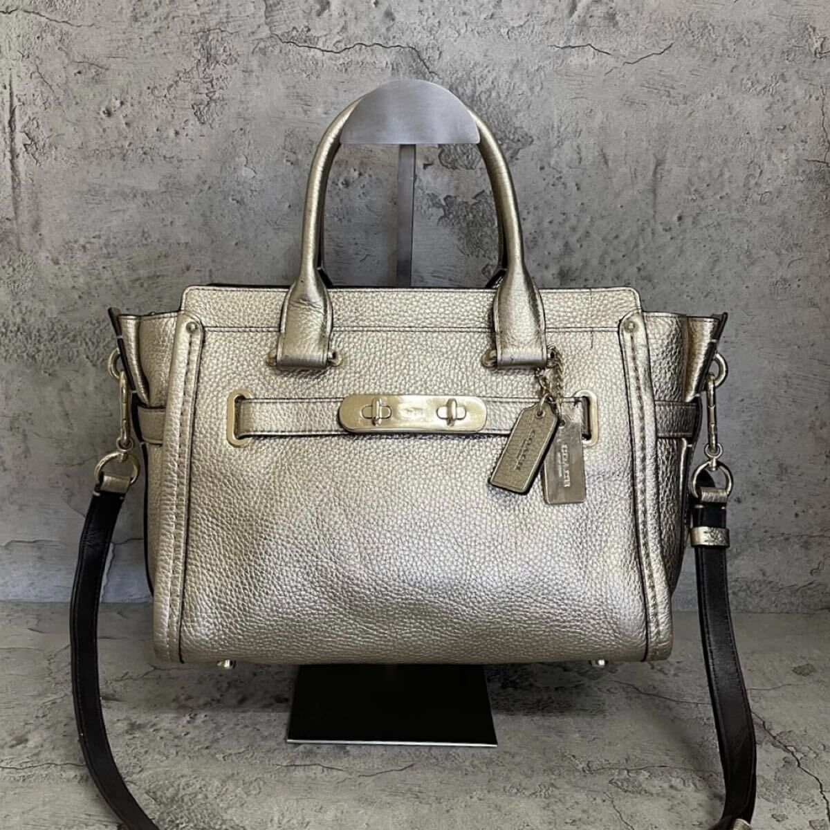 美品 COACH コーチ 2way ショルダーバッグ スワッガー ターンロック レザー 金色 ゴールド 8,760円