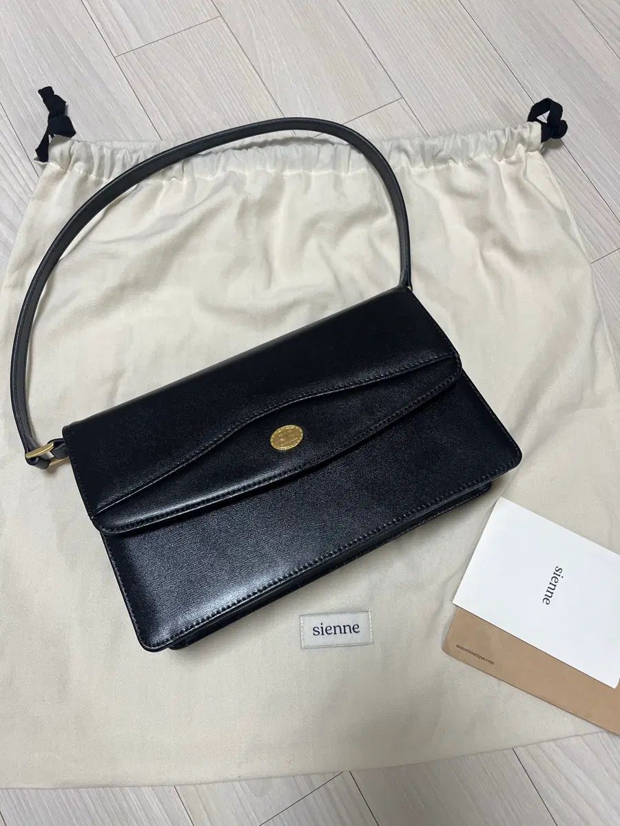 シエンヌ malta leather bag