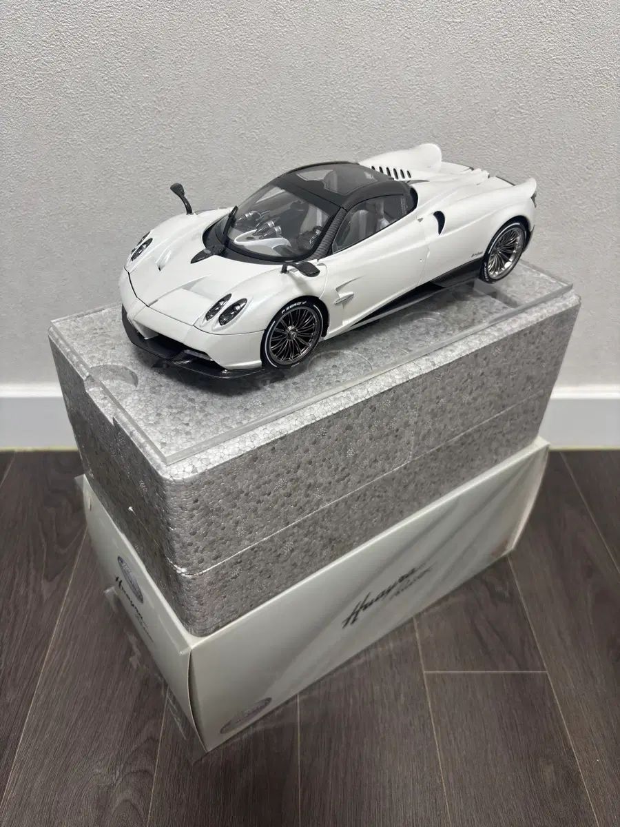 1:18 LCD パガーニ ワイラ ロードスター ダイキャスト