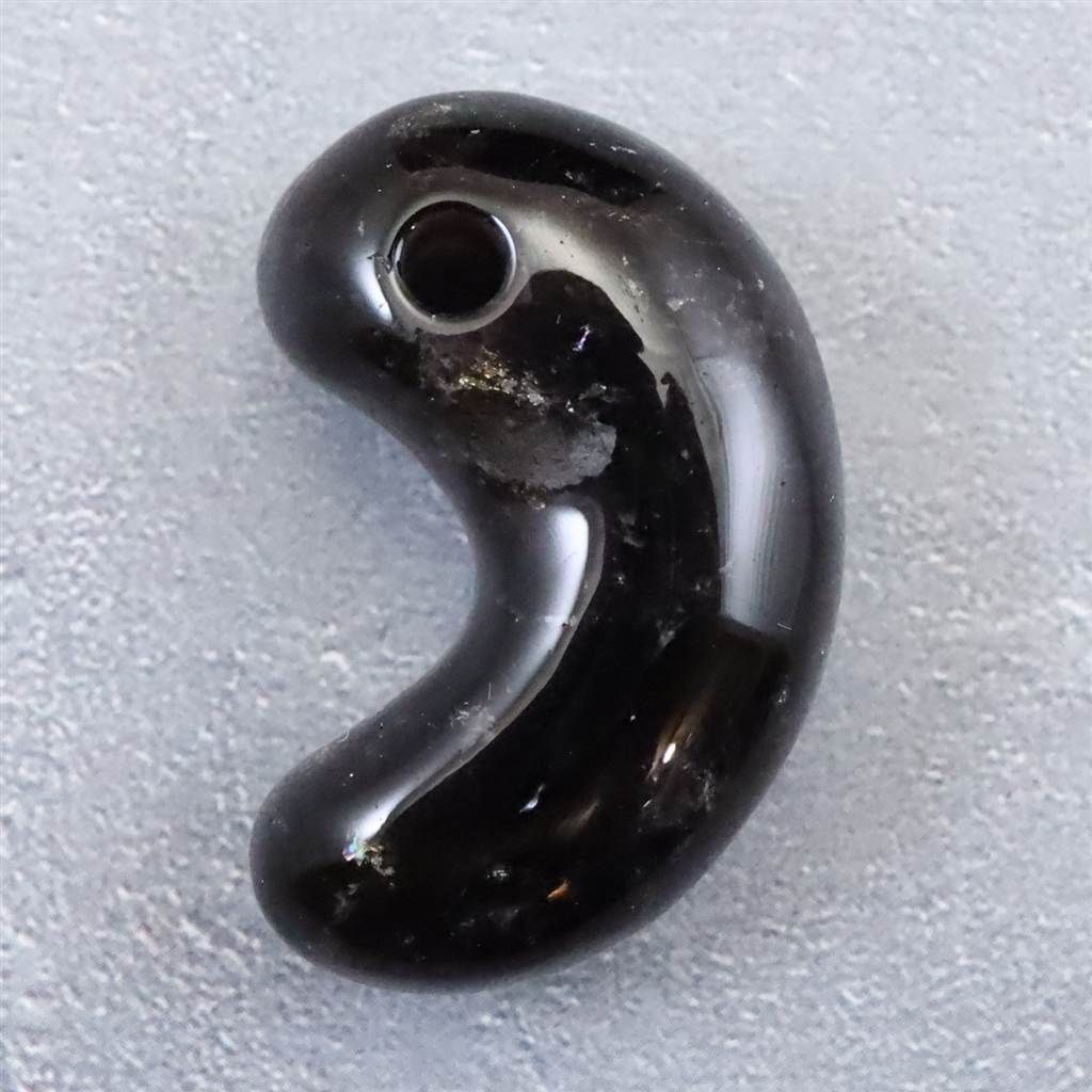 山梨県 黒平鉱山産 黒水晶 30mm 勾玉　ディレクトリカード付 9.9g 【榎本通商31998】