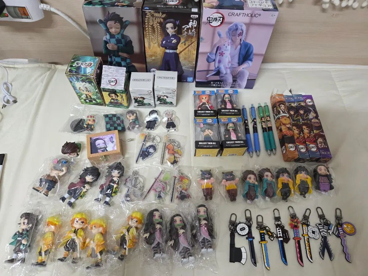 鬼滅の刃 グッズ まとめ売り フィギュア キーホルダー 日輪刀キーホルダー オルゴール ボールペン など