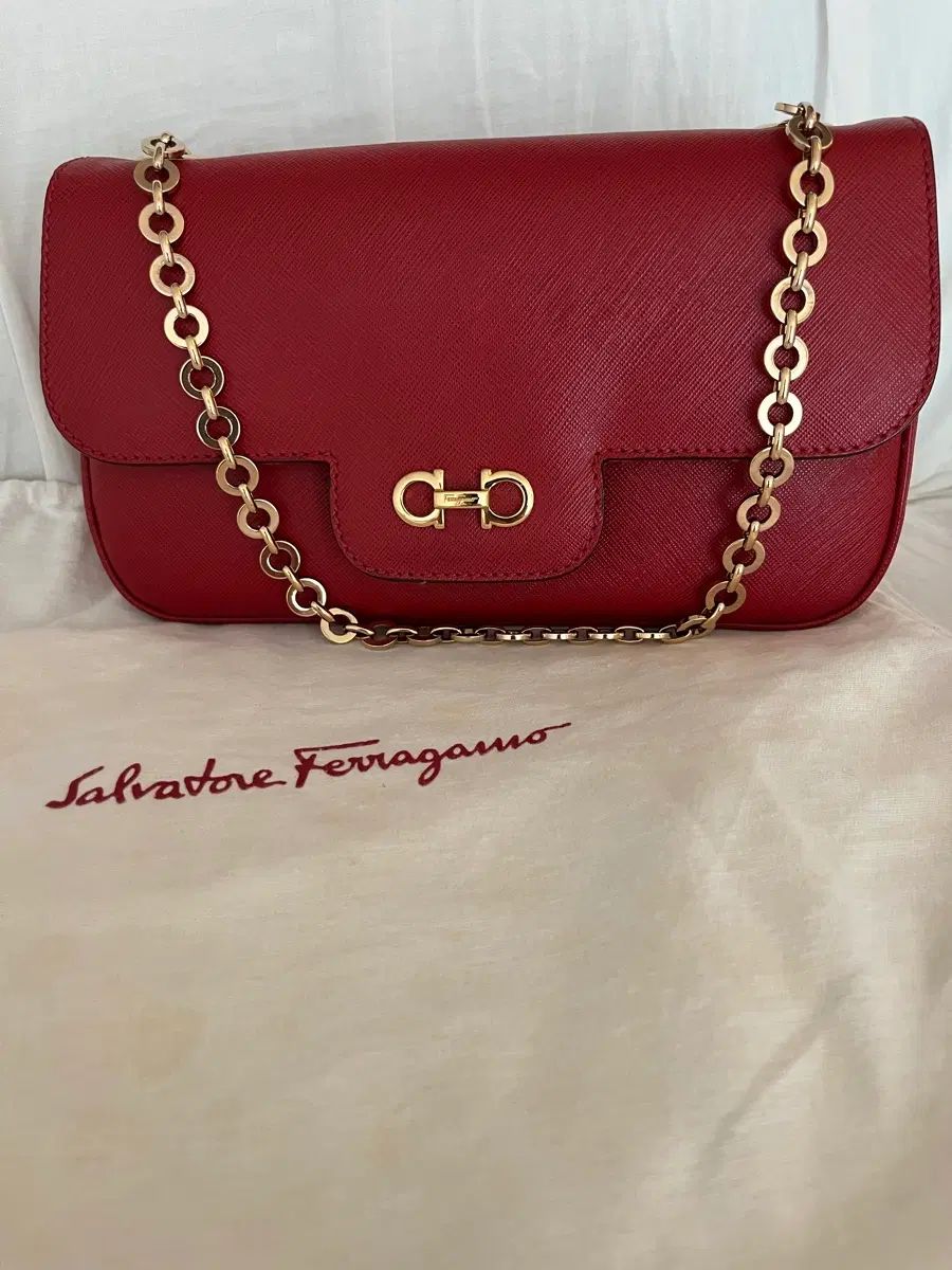 FERRAGAMO フェラガモ ガンチーニ チェーンバッグ レッド