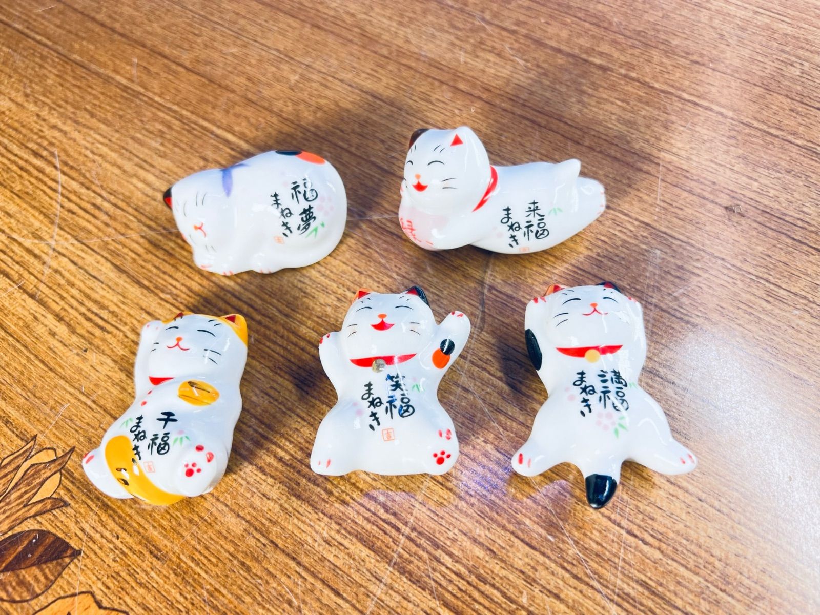 【龍馬】可愛い猫の箸置き　幸せ　しあわせこいこい　幸福　招き猫　5個セットx8　陶器　陶磁器 5,840円