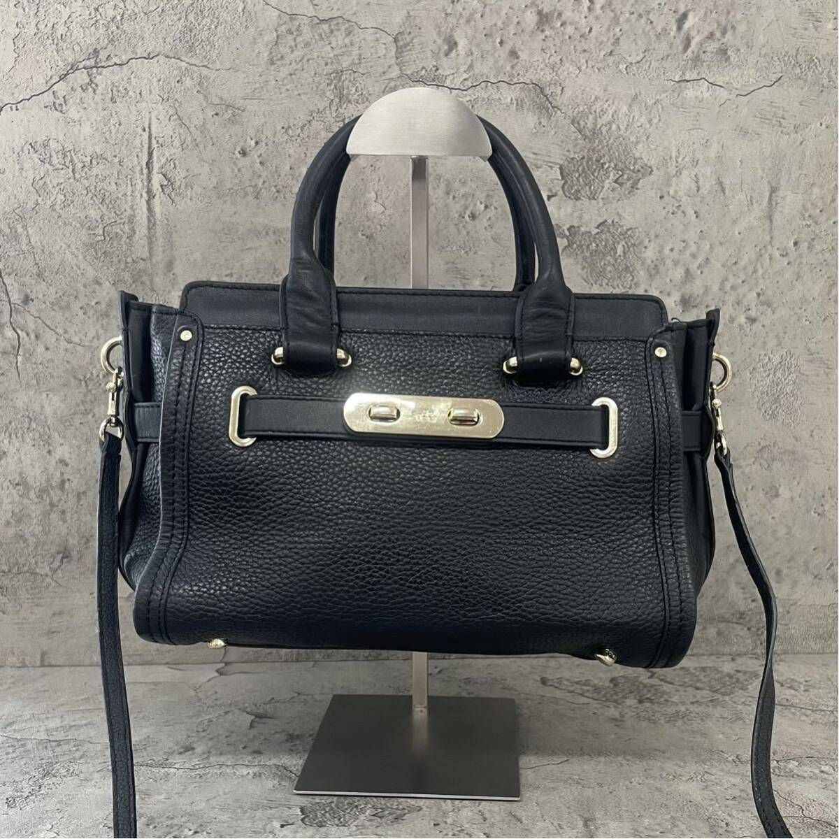 美品 COACH コーチ 2way ショルダーバッグ スワッガー ターンロック レザー黒 ブラック