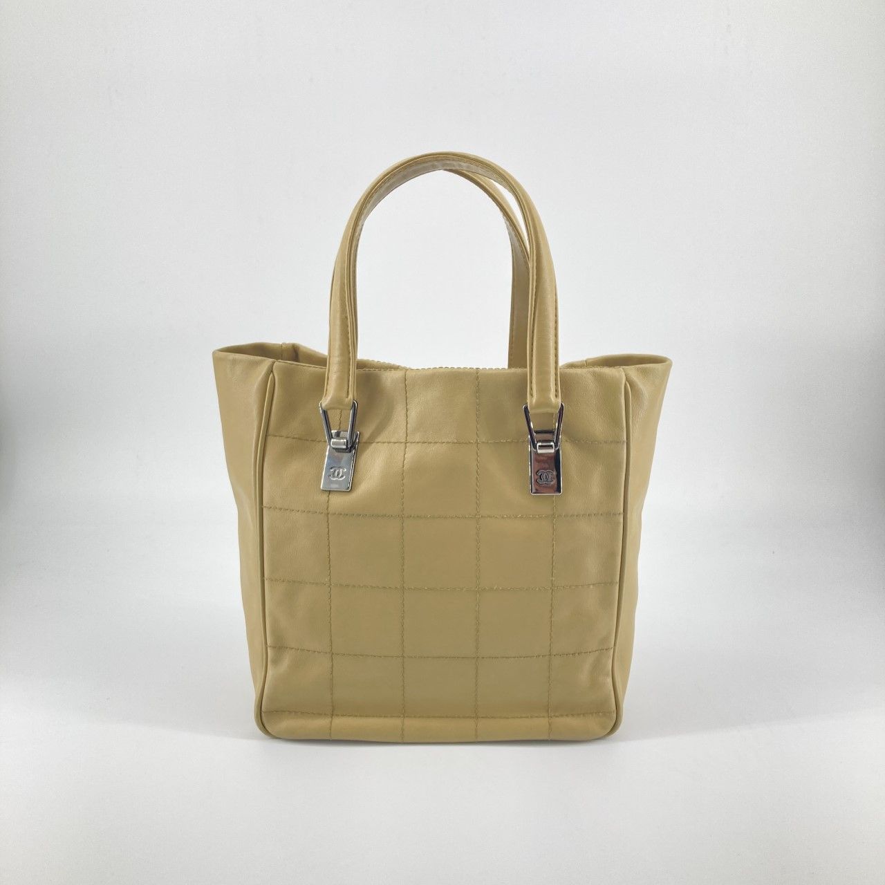 CHANEL（シャネル） チョコバー レザー シルバー金具 8番台 トートバッグ ベージュ×シルバー