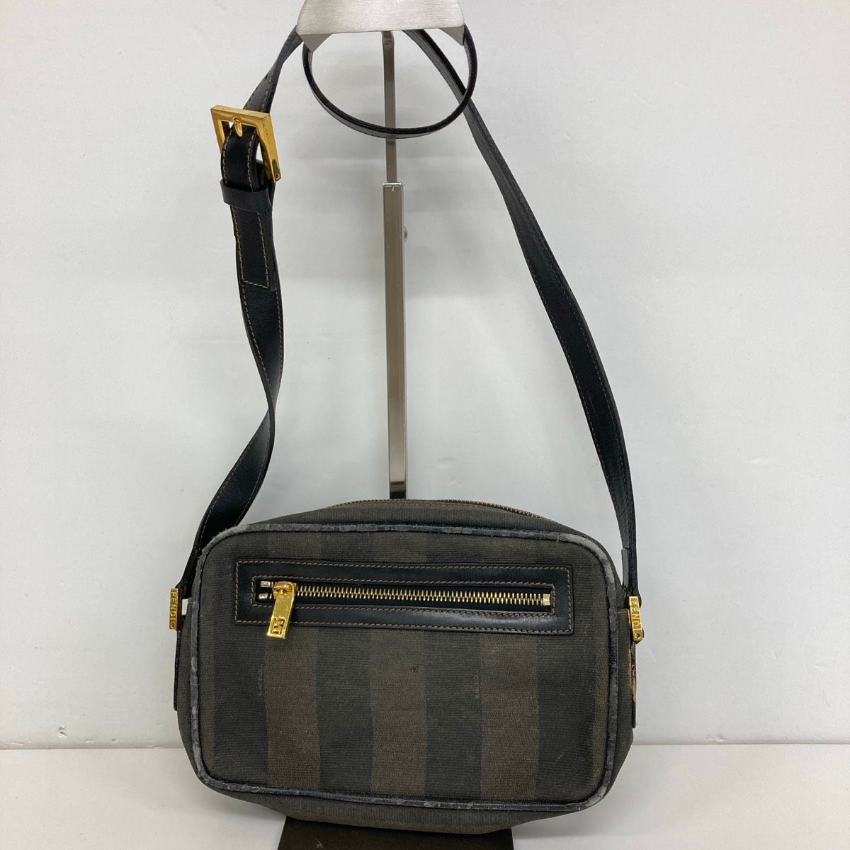 FENDI フェンディ ペカン ショルダーバッグ/斜め掛けバッグ ブラック/グレー系 ゴールド金具 FFロゴプレート[OO00607]