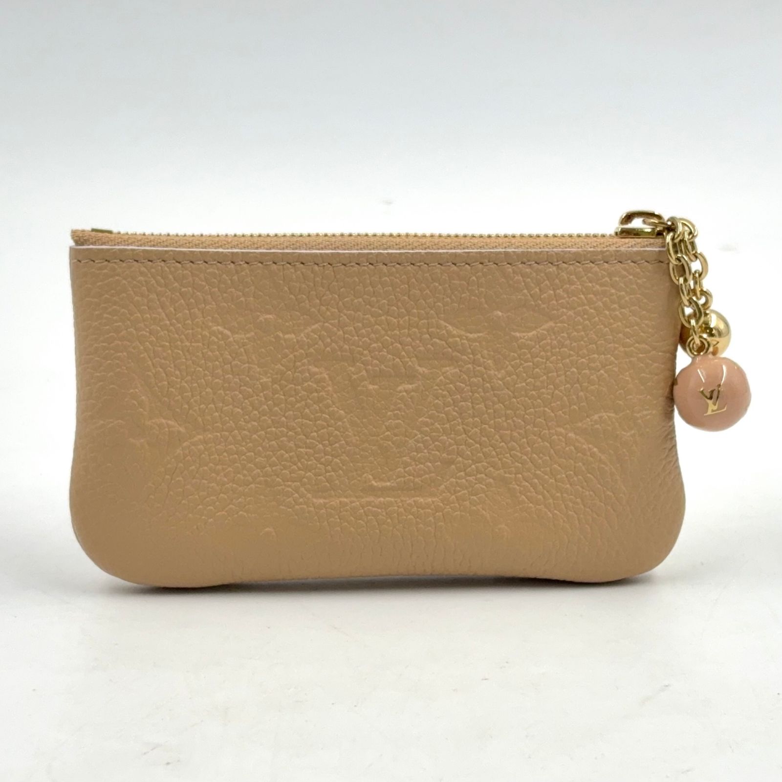 【新着】LOUIS VUITTON ポシェット クレ モノグラム アンプラント レザー ライトベージュ キーケース ゴールド M28993