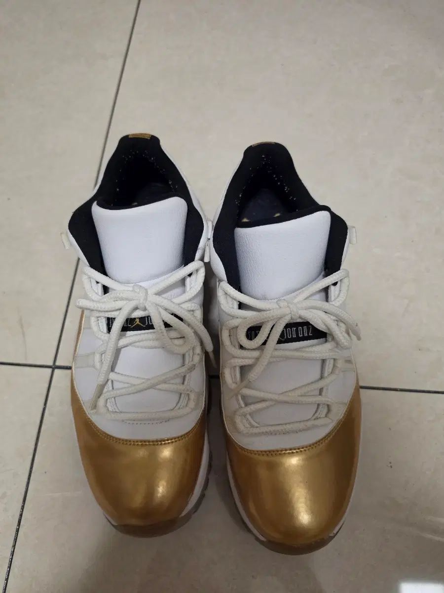 エアジョーダン11 GOLD メタリック 白 9,377円