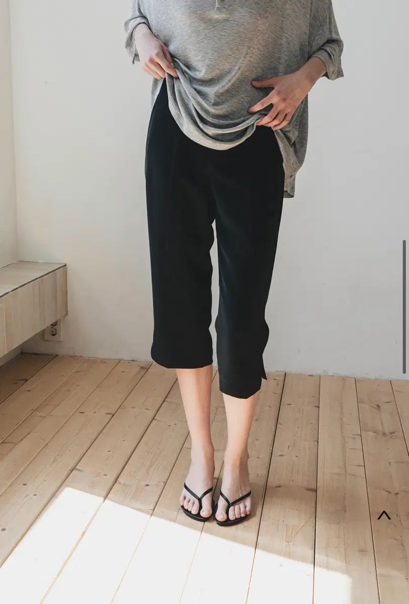 新品) トゥーコル カプリパンツ Tocoll Slit Capri Pants(Black) 9,333円
