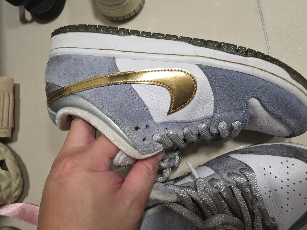 ナイキ SB ダンク ロー グレー GOLD