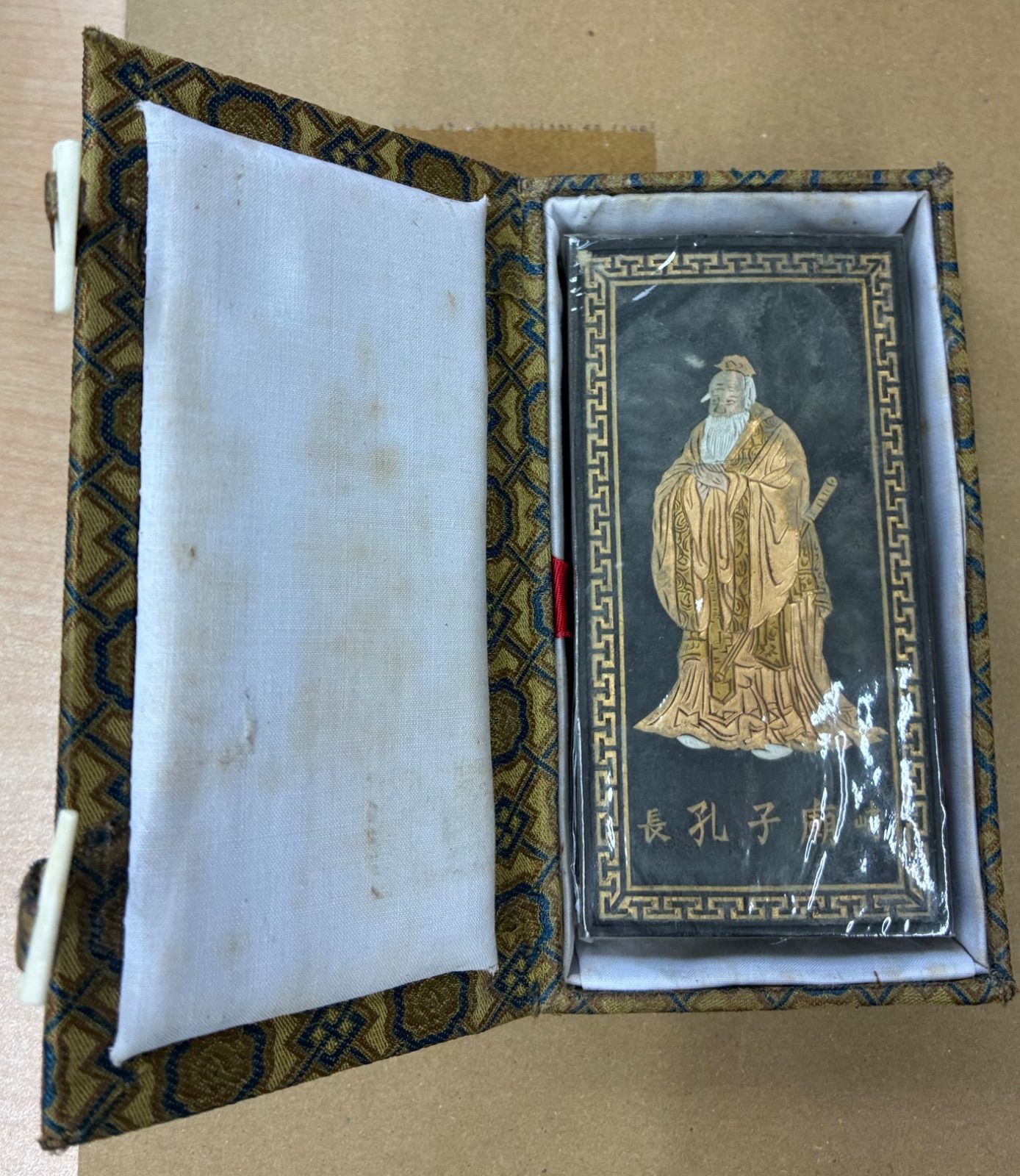 中国工芸美術品 孔子像 長崎「孔子廟」彩色墨 重彩描金 雷紋縁 儒教 文房四宝