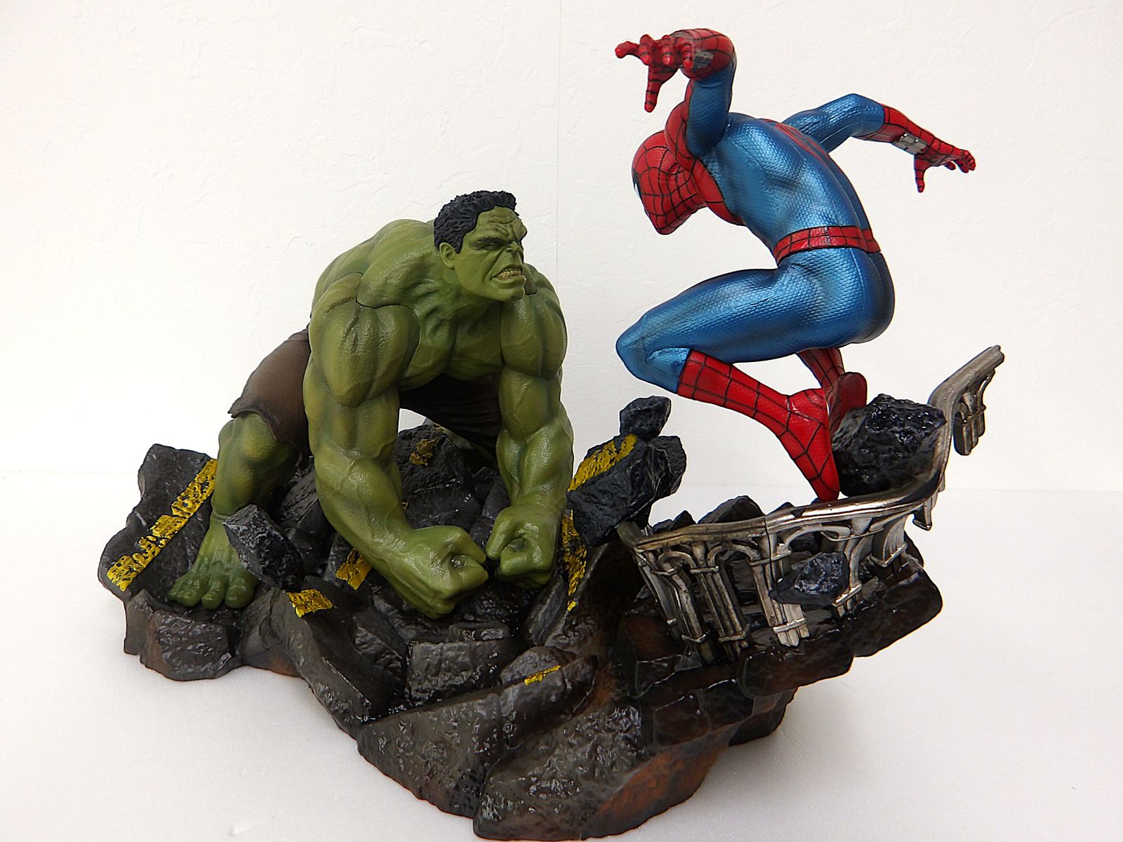 中古】 スパイダーマン・ハルク ジオラマスタチュー Happyくじ MARVEL