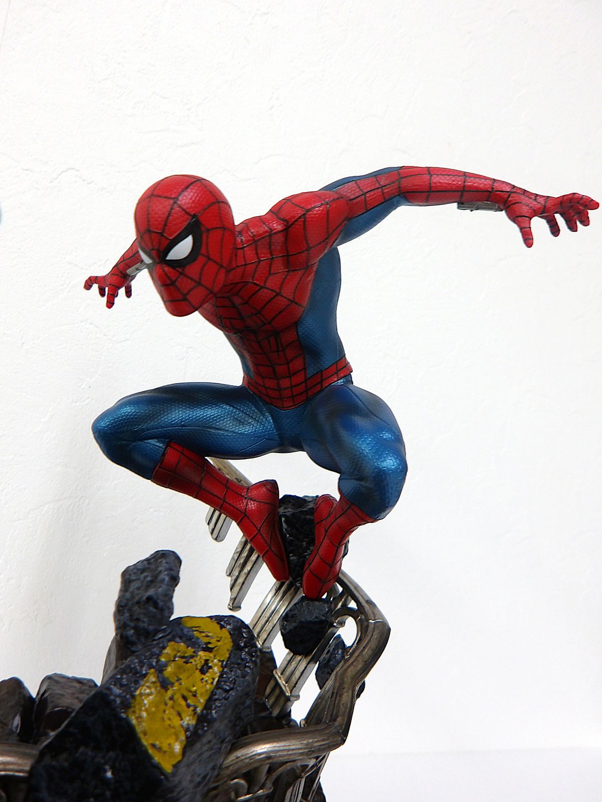 中古】 スパイダーマン・ハルク ジオラマスタチュー Happyくじ MARVEL