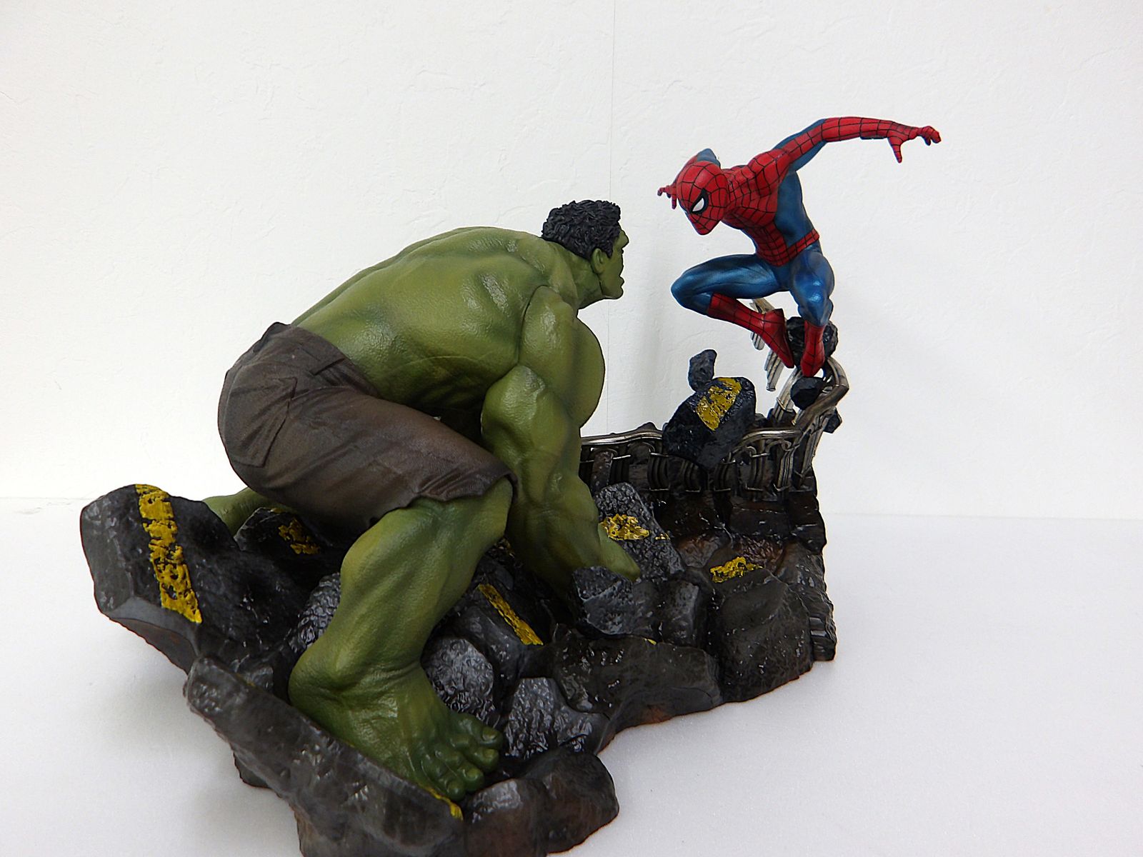 中古】 スパイダーマン・ハルク ジオラマスタチュー Happyくじ MARVEL