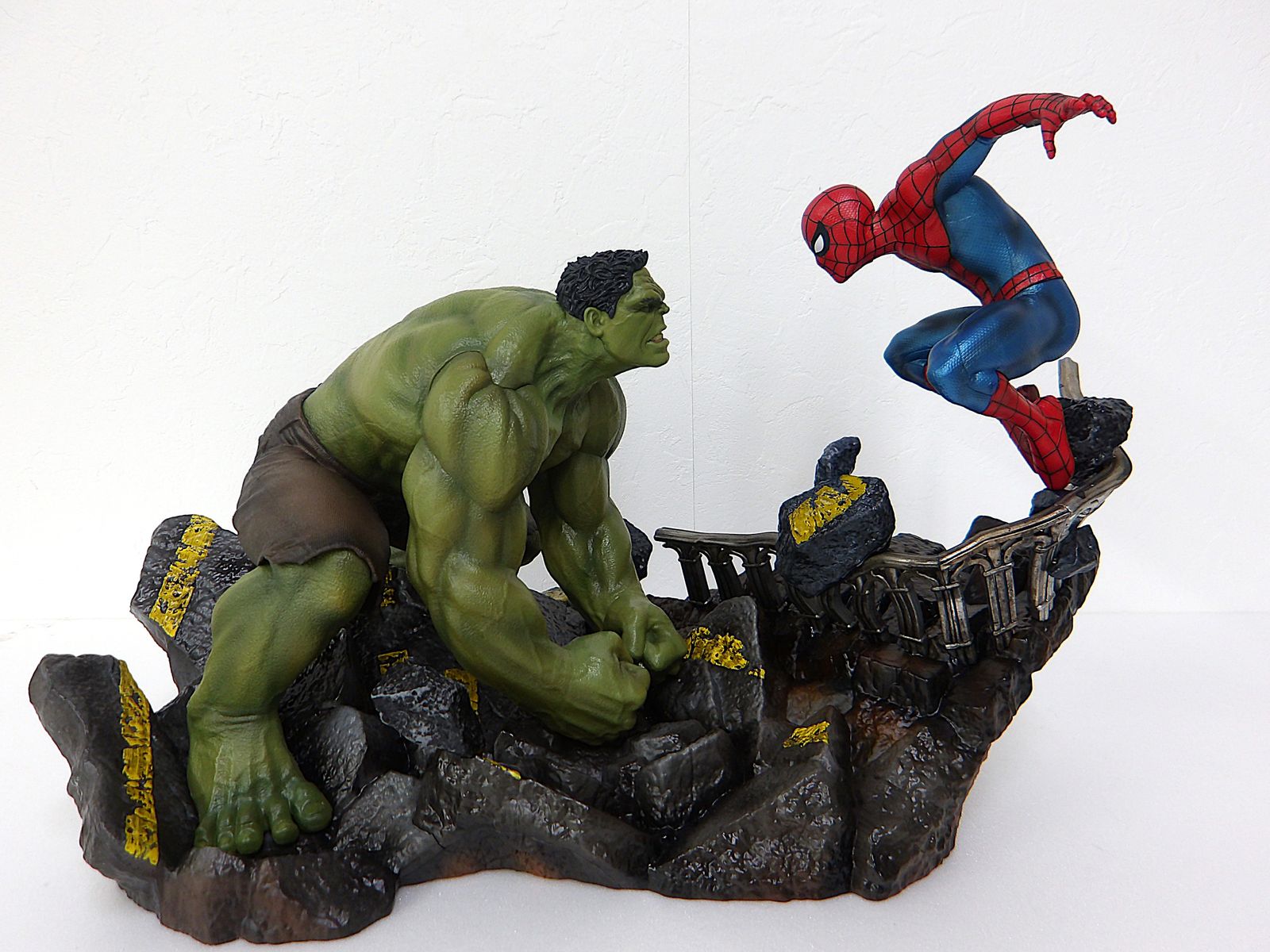 中古】 スパイダーマン・ハルク ジオラマスタチュー Happyくじ MARVEL
