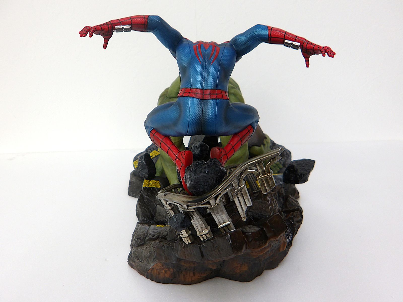 中古】 スパイダーマン・ハルク ジオラマスタチュー Happyくじ MARVEL