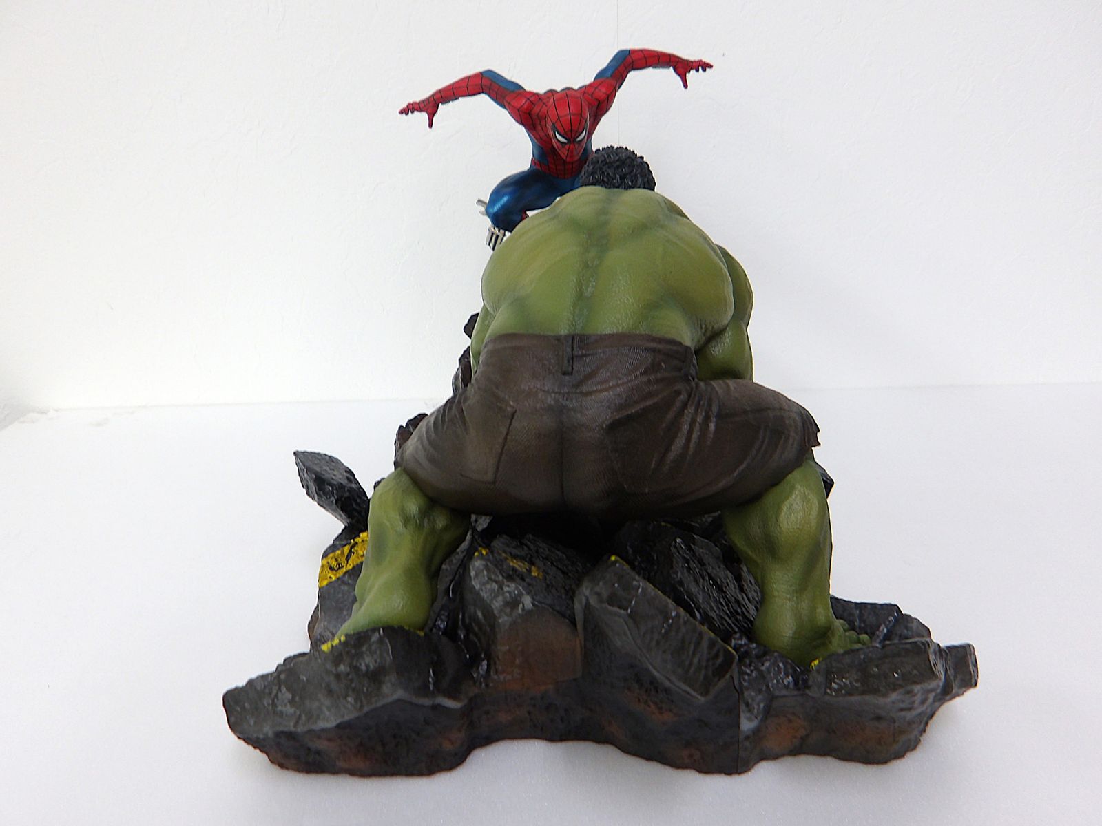 中古】 スパイダーマン・ハルク ジオラマスタチュー Happyくじ MARVEL