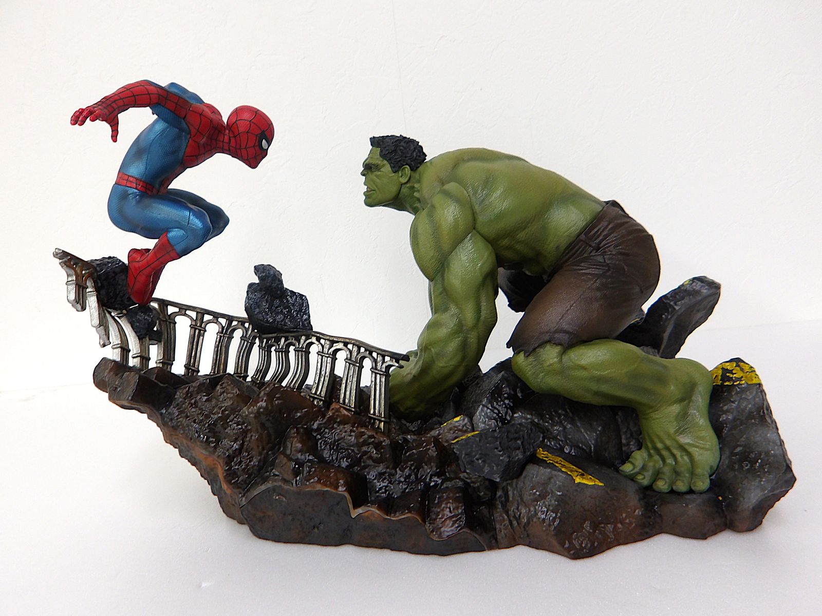 中古】 スパイダーマン・ハルク ジオラマスタチュー Happyくじ MARVEL