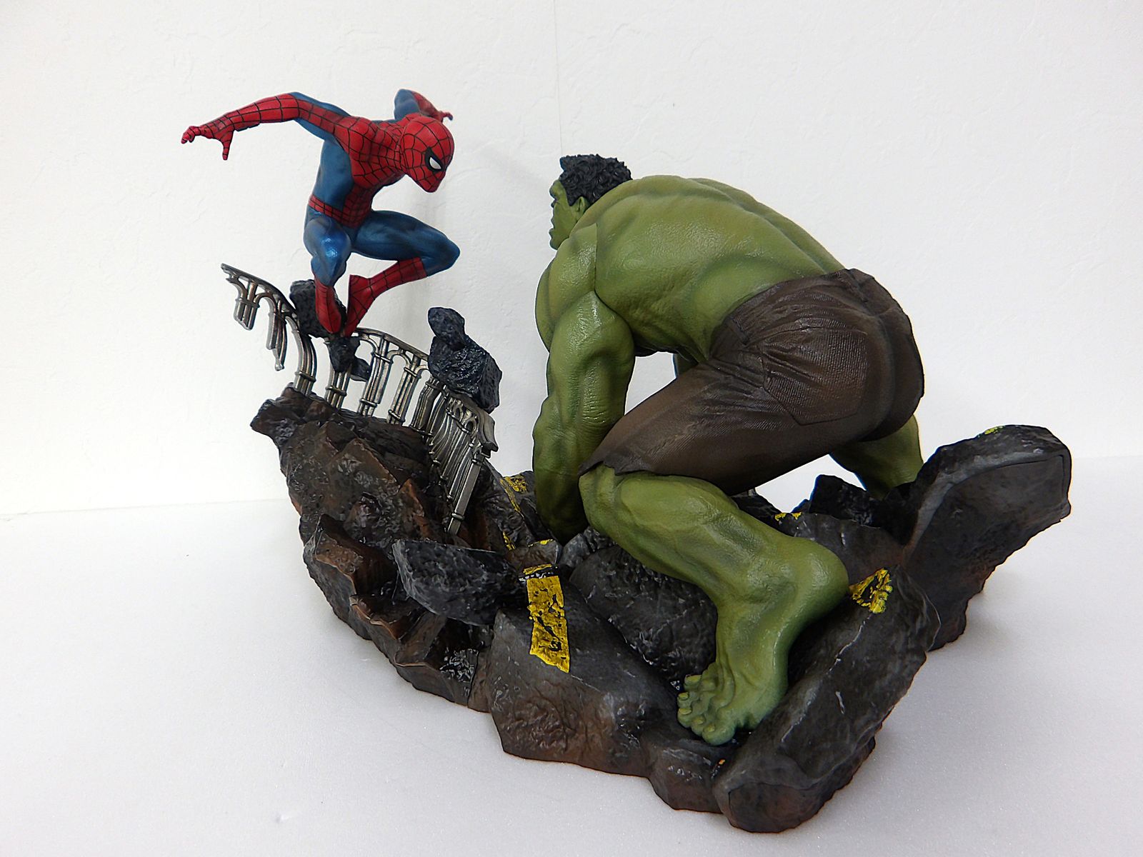 中古】 スパイダーマン・ハルク ジオラマスタチュー Happyくじ MARVEL