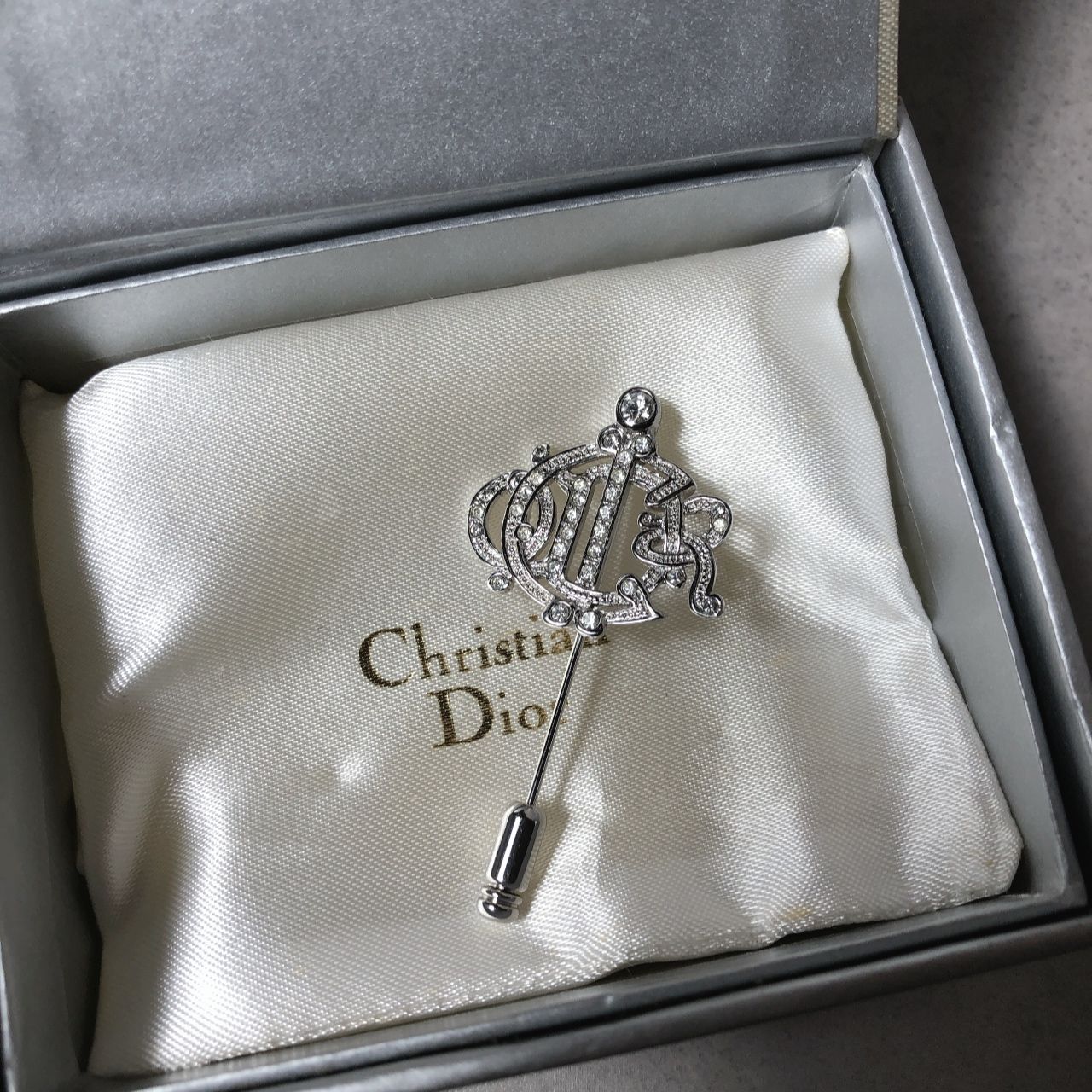 WQ1397○Christian Dior：ラインストーンエンブレムロゴピンブローチ