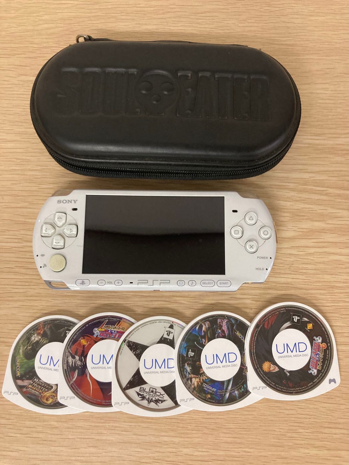 ＋【通電確認済・動作未確認】SONY ソニー PSP 本体 ホワイト ソフト5本セット モンスターハンター BLEACH ポーチ付き【ゲーム機本体】【2】