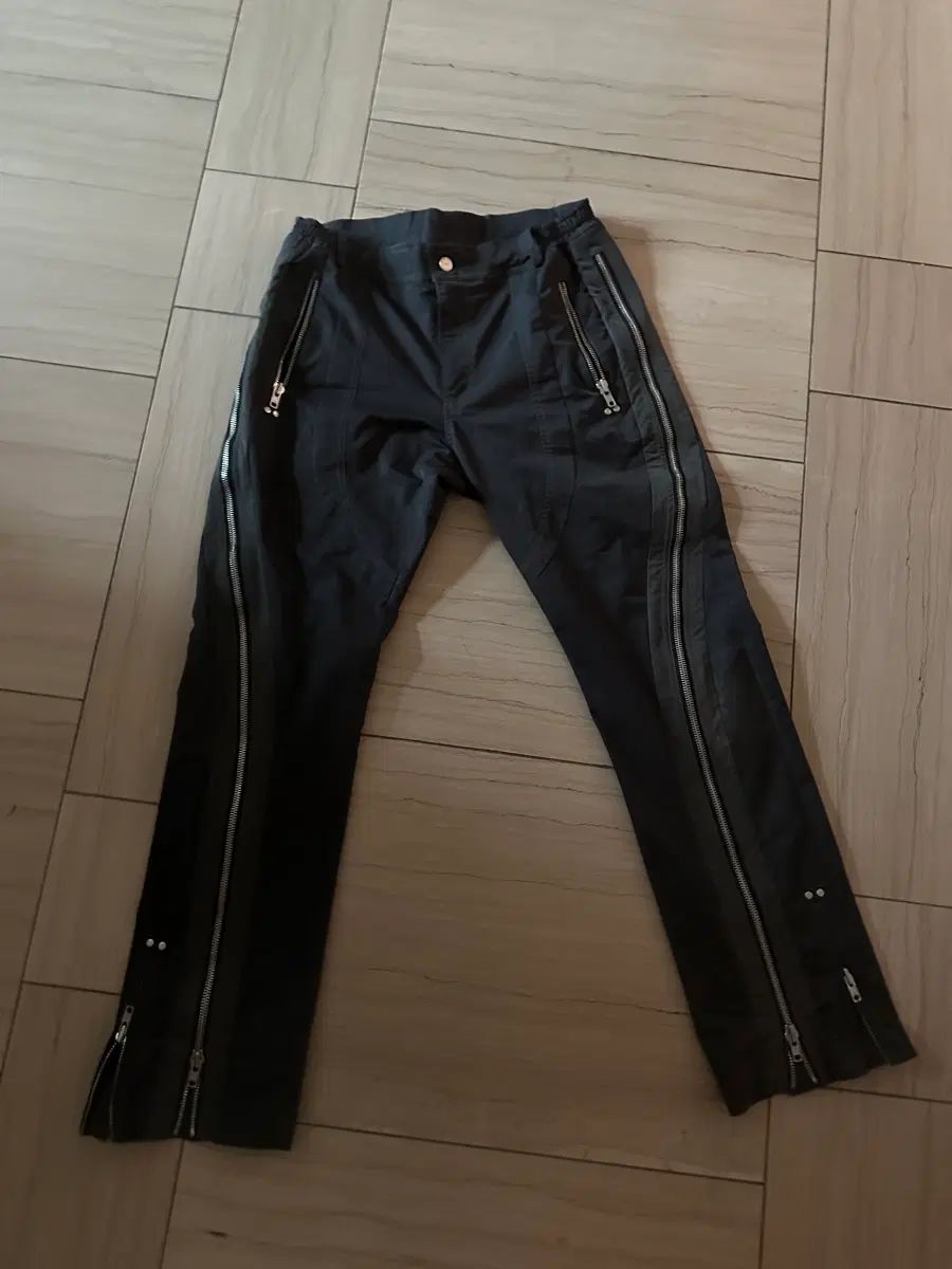 FAR FROM WHAT サイドジッパーパンツ 10,276円