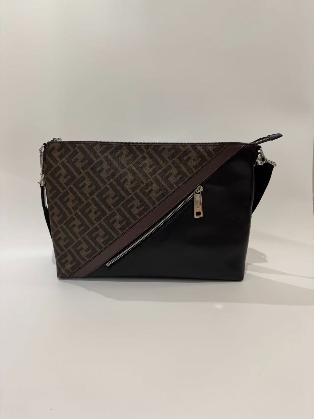 FENDI フェンディ ズッカ柄 メンズ ショルダーバッグ FF柄 ブラウン ブラック