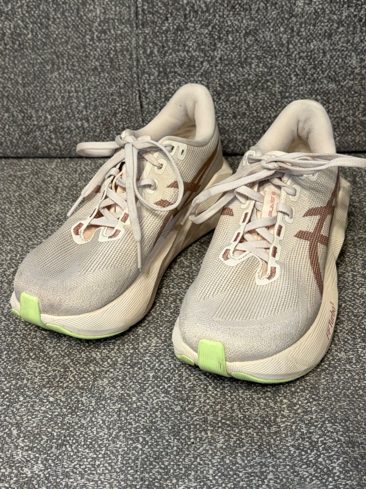 アシックス　ノヴァブラスト6 23cm