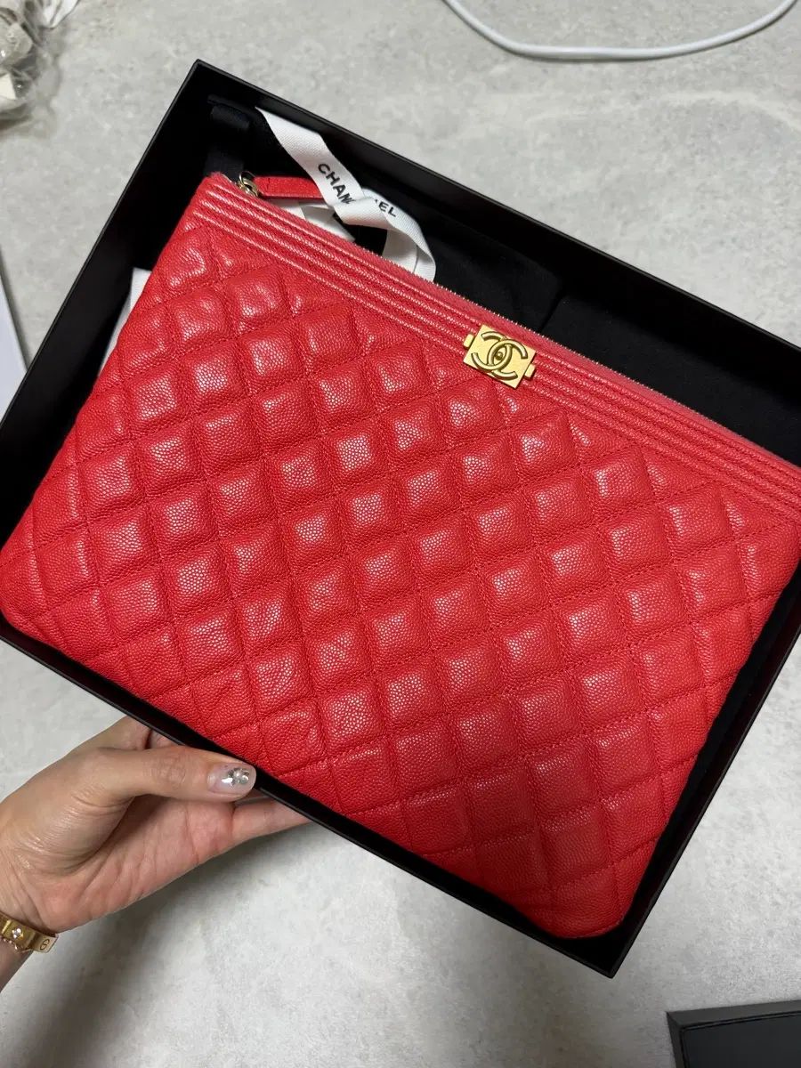 シャネル ボーイ キャビア クラッチバッグ 123,127円